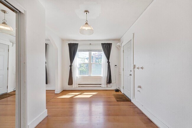 Building Photo - Charming close-in Foster-Powell studio in four-plex—Updated kitchen & bath, shared laundry, share...