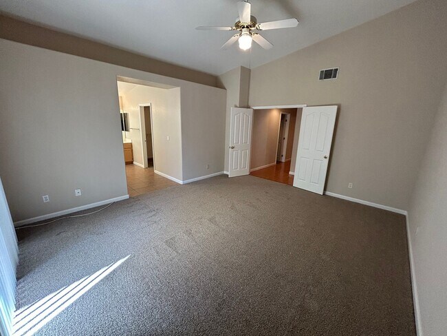 Building Photo - Beautiful 4 Bedroom, 2.5 Bath Deer Valley ...
