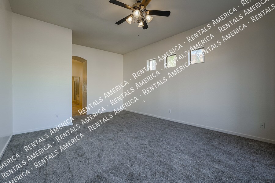 Building Photo - 2126 E Fawn Dr