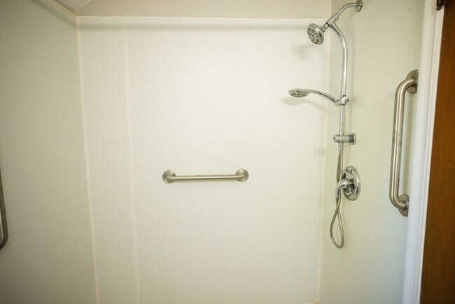 Building Photo - Beautiful, functional, and clean three bed...