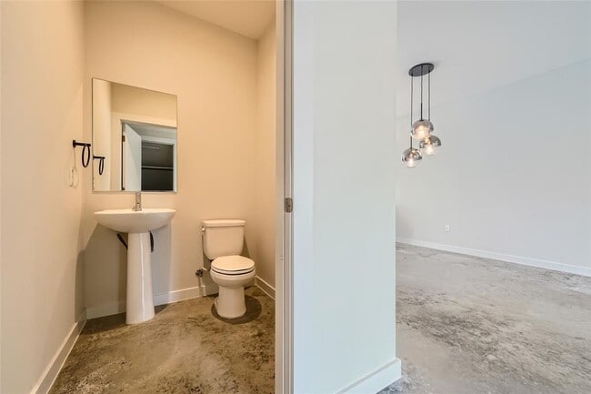 Building Photo - 801 N Bluff Dr