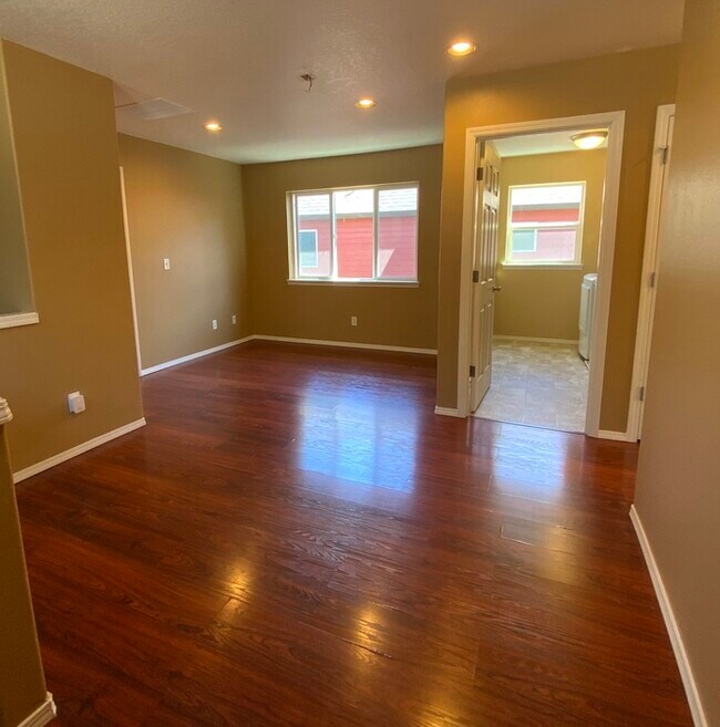 Building Photo - Gorgeous 3 Bedroom Arbor Rose Home!