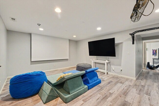 Building Photo - 1010 Parkview Dr