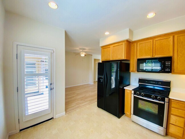 Building Photo - Gorgeous Townhouse with Attached Single-Ca...