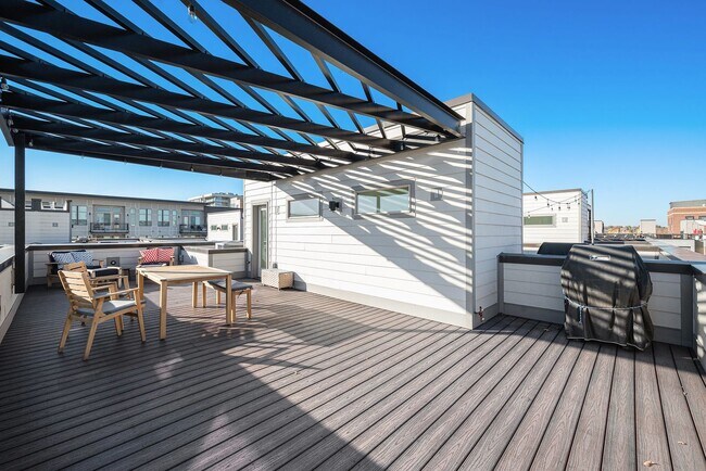 Building Photo - Spacious 3-Bedroom Townhome in the Heart o...