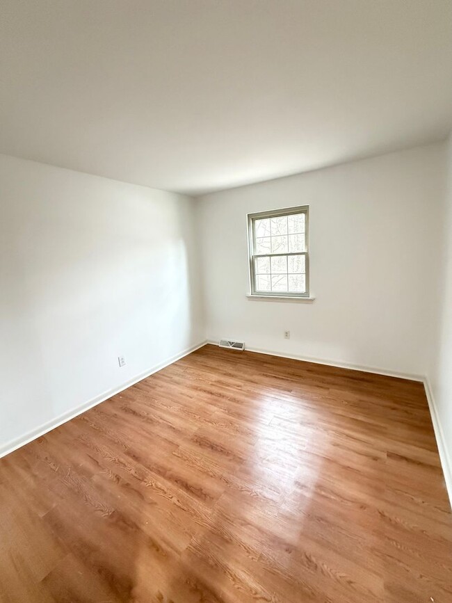 Building Photo - Newly Renovated 3 Bedroom 1.5 Bath House f...