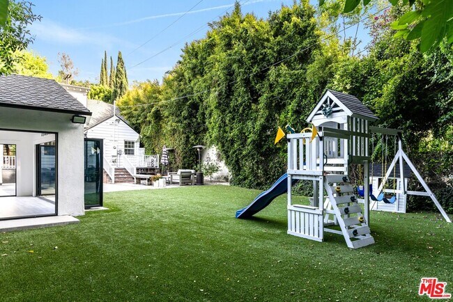 Building Photo - 4051 Beverly Glen Blvd