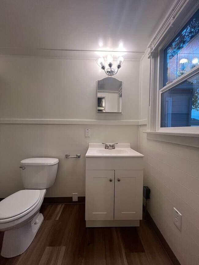 Building Photo - Cute, One bedroom duplex in Central Medfor...