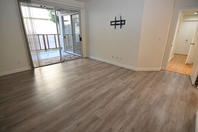 Building Photo - 2/1 Condo-Pet Friendly-Quiet Location-Prime Location