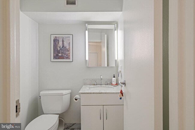 Building Photo - 219 S 18th St