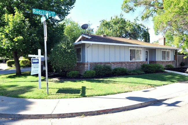 Building Photo - Fabulous central Davis location!