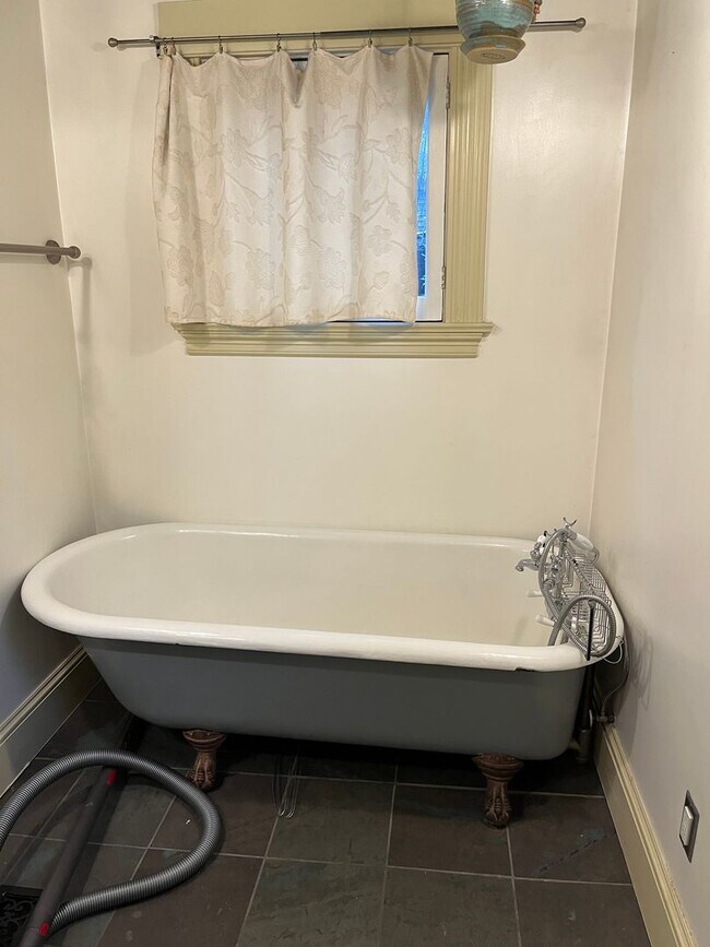 Building Photo - 2002 NE 13th Ave