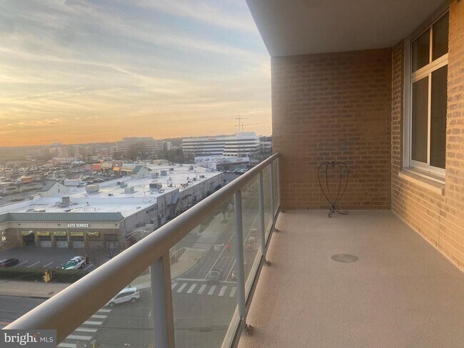 Building Photo - 5750 Bou Ave