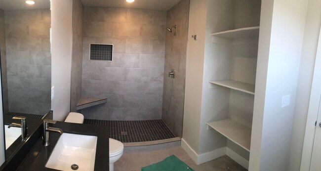 Building Photo - Modern Townhome, Centrally located.