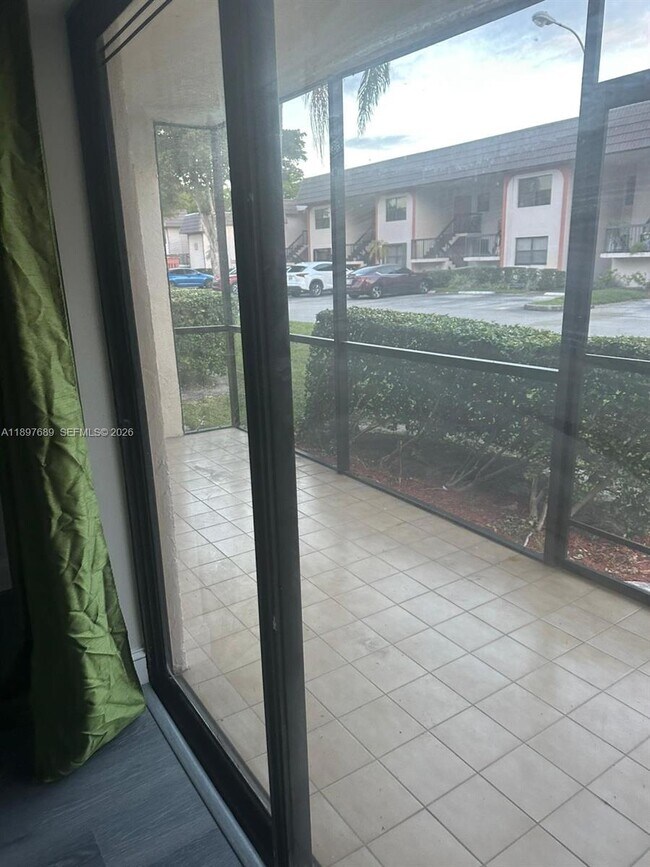 Building Photo - 855 NE 209th St