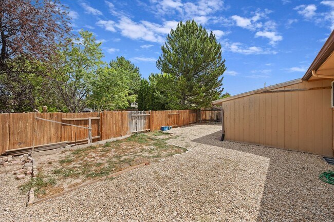 Building Photo - 3 bed, 2 bath
