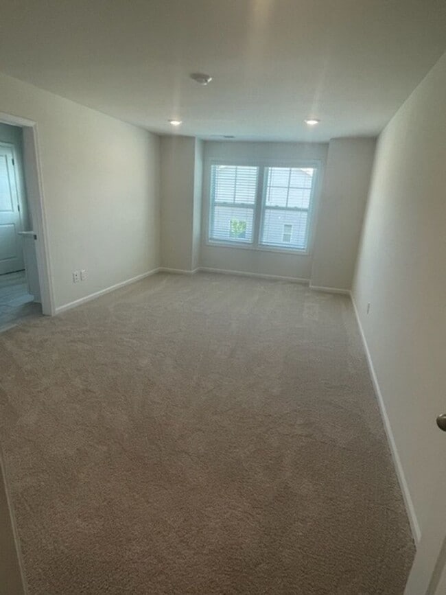 Building Photo - Beautiful 3BR 2.5BA Townhome w/ 1 Car Garage • Updated Kitchen in Huntersville