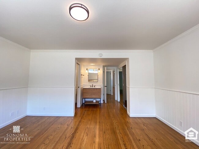Building Photo - Charming 2bd/2ba House in Downtown Sonoma!