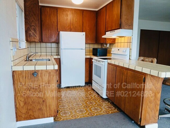 Building Photo - 1104 E Cliff Dr