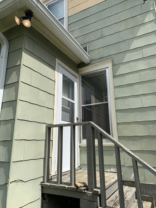 Building Photo - 418 S Orchard St