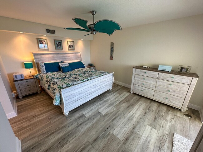 Building Photo - 5420 N Ocean Dr