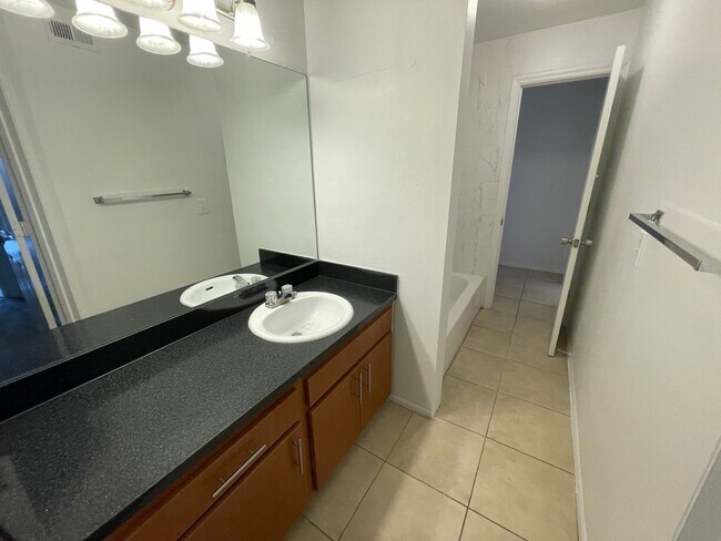 Building Photo - 409 Fountainhead Cir