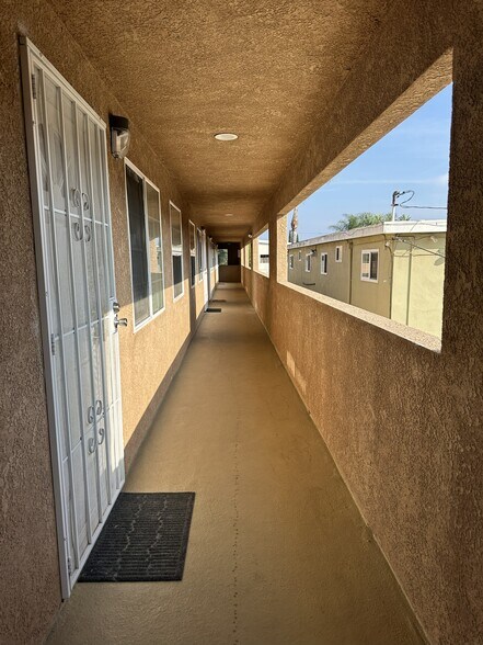 Outdoor Hallway - 1035 Myrtle Ave