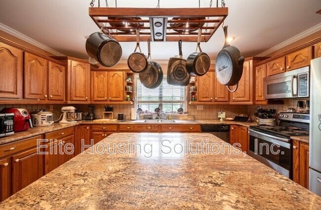 Building Photo - 290 W Ridge St