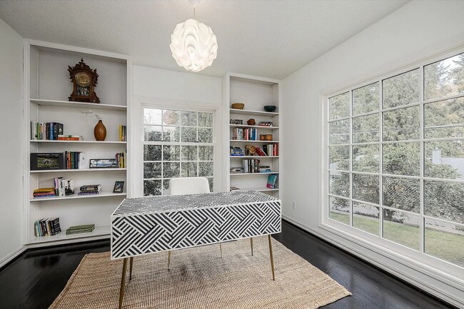 Building Photo - Experience the Charm of a Portland Heights...
