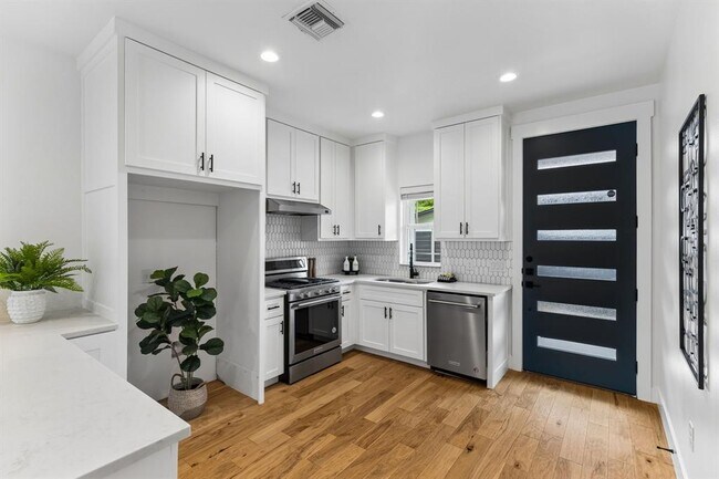 Building Photo - 806 Philco Dr