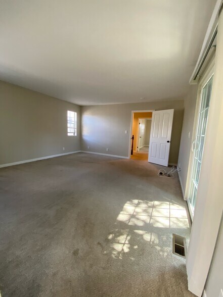 Primary bedroom - 228 Madrone St