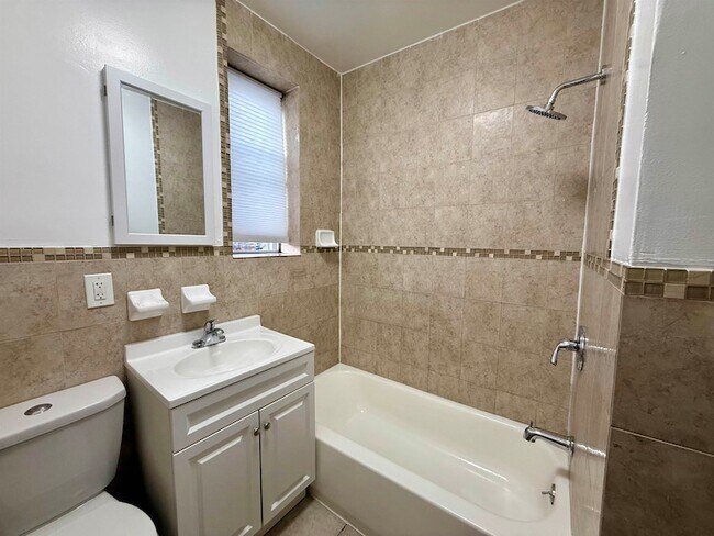 Building Photo - 546 Bergen Ave