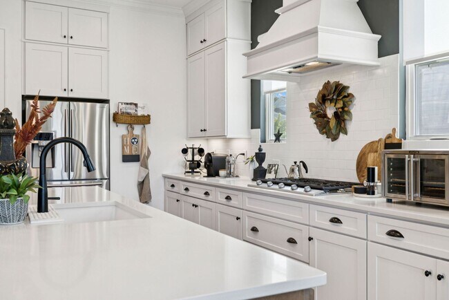 Building Photo - Luxurious living space *Fully furnished an...