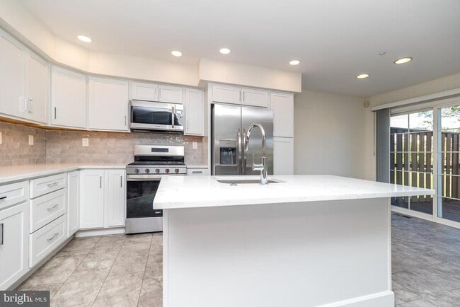 Building Photo - 940 Bentley Ct