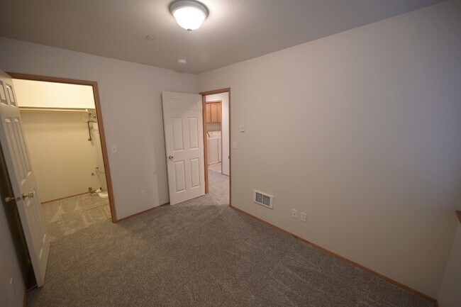Building Photo - Super clean 2 bed 1 bath apartment in Port...