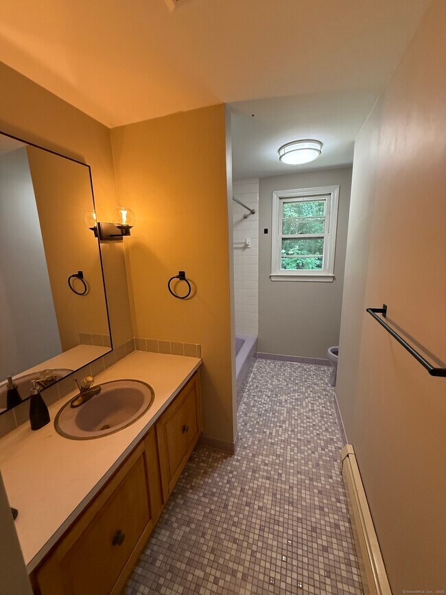 Building Photo - 40 Greenfield Dr