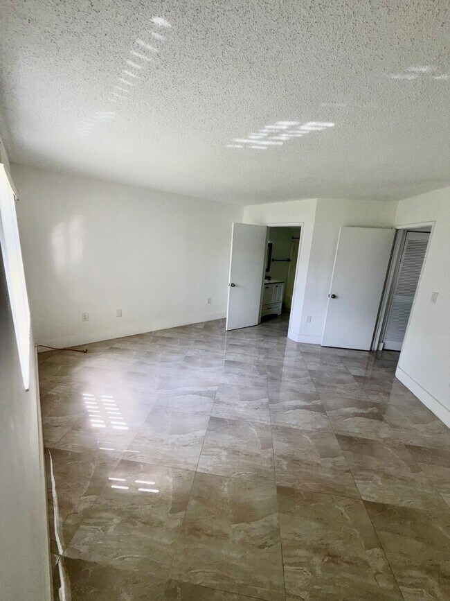 Building Photo - 9405 Fontainebleau Blvd