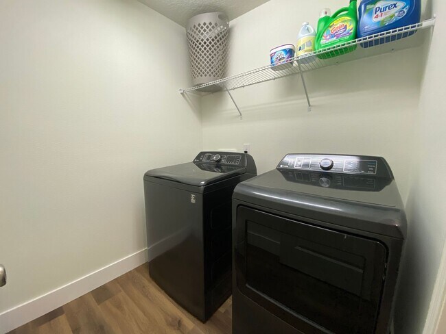 Building Photo - *1000 OFF 1ST MONTH FREE* Spacious 4 Bed, ...