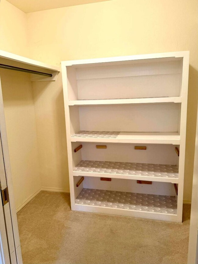 Building Photo - 305 E Mescalero Rd