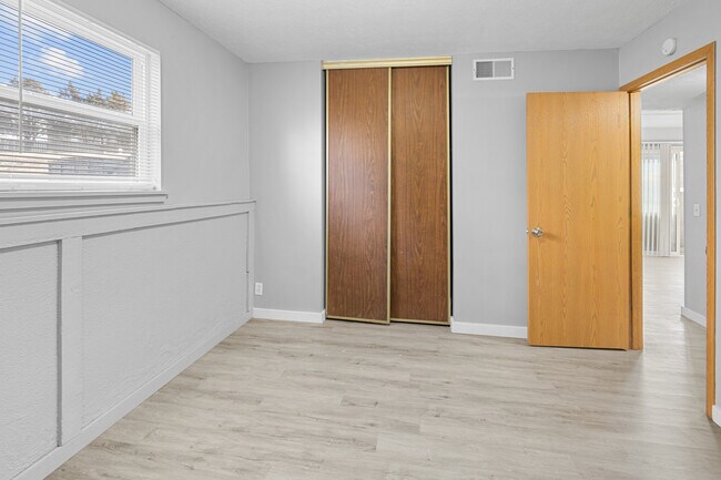 Building Photo - 715 ManApart