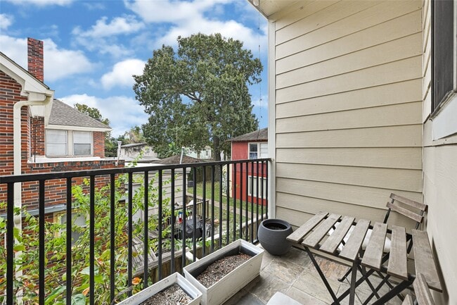 Building Photo - 2414 Calumet St