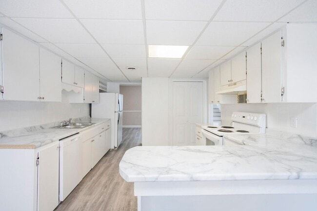 Building Photo - 421 Raintree Dr
