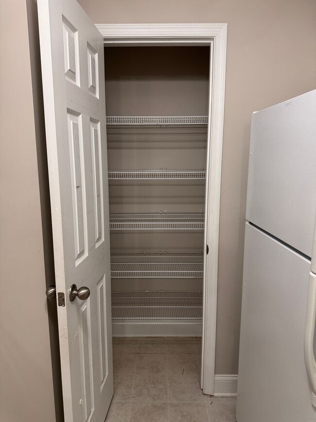 Building Photo - 3 Bedroom || 2 Bathroom Main Level Apartme...
