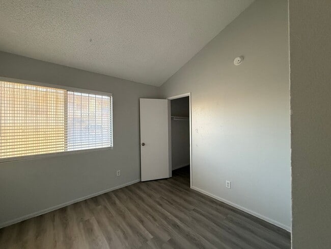Building Photo - Renovated Glendale 3 Bedroom Condo with New Flooring