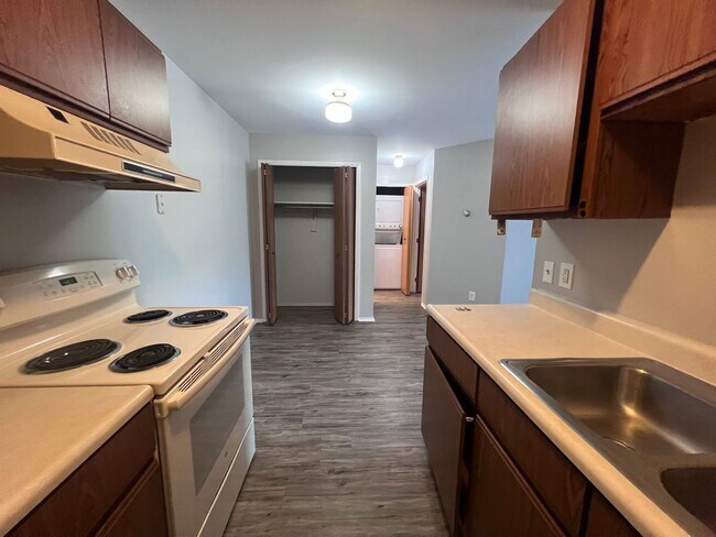 Building Photo - Spacious One Bedroom Apartment - Main Floor!
