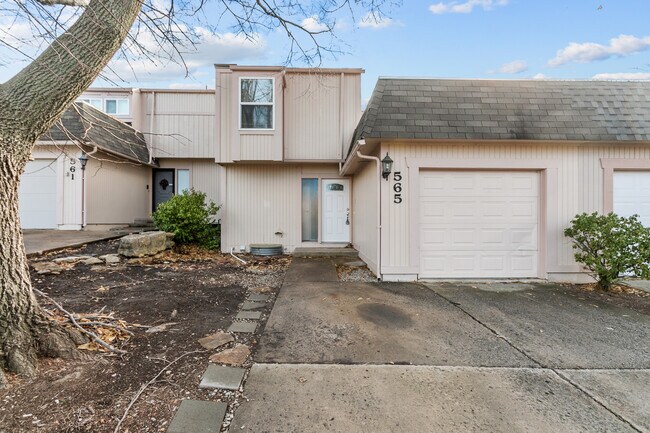 Building Photo - 565 NW Valleybrook Rd