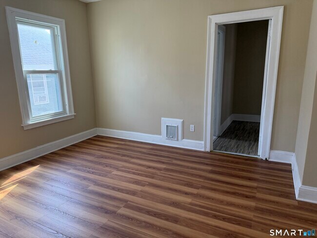 Building Photo - 411 Ellis St