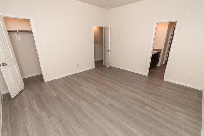 Building Photo - 5822 Northern Oak St