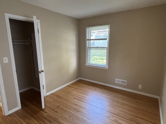 Building Photo - Charming 4-Bedroom Single Family Home on C...