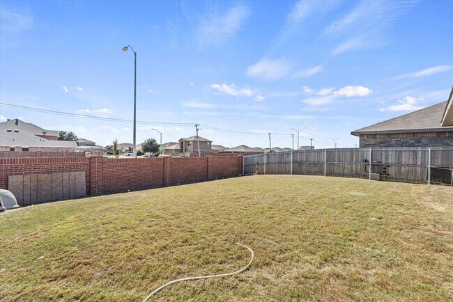 Building Photo - Move-In Ready 3BR/2BA Home with Garage & Private Fenced Yard!